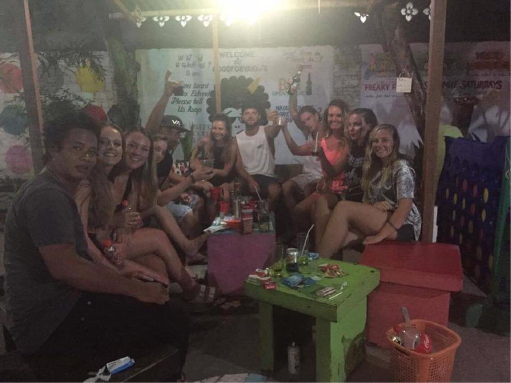 Good For Ya Knee Hostel & Bungalows (Adults Only) Джили Трауанган Екстериор снимка